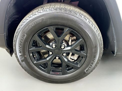 Used 2024 Jeep Grand Cherokee L Laredo image 8