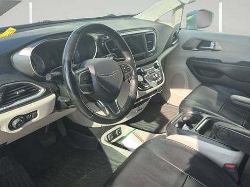 Used 2020 Chrysler Pacifica Touring w/ Tire & Wheel Group FWD image 9