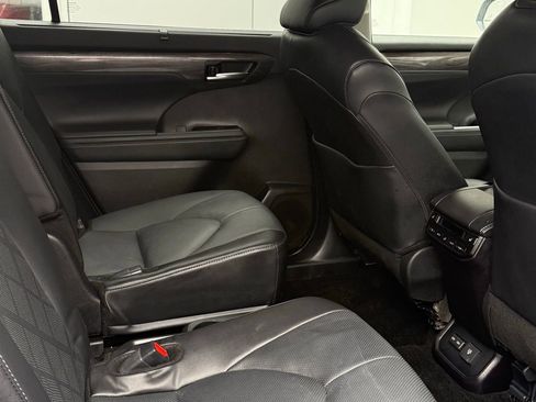 Used 2025 Toyota Highlander Platinum image 8