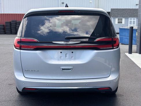 Used 2023 Chrysler Pacifica Touring-L FWD image 5