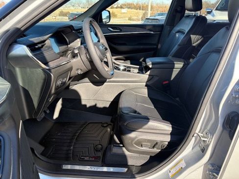 Used 2024 Jeep Grand Cherokee Overland image 9