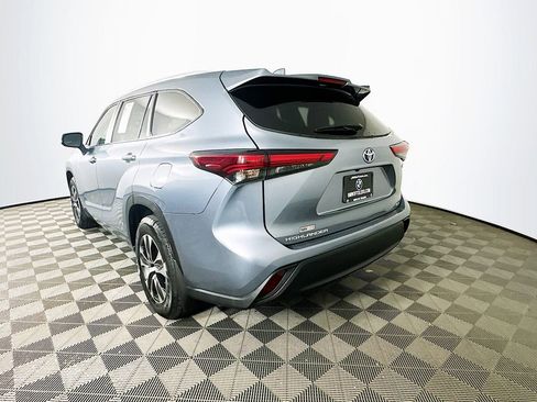 Used 2023 Toyota Highlander XLE image 6