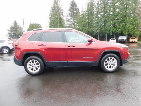 Used 2017 Jeep Cherokee Latitude w/ Comfort/Convenience Group image 25
