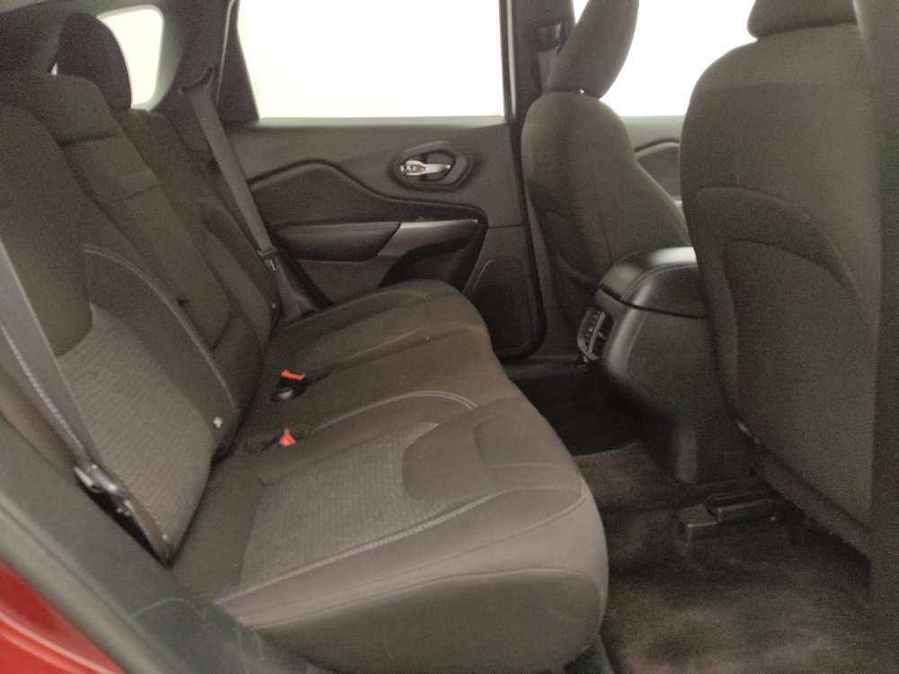 Used 2019 Jeep Cherokee Latitude w/ Popular Appearance Group FWD image 19