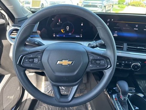Used 2025 Chevrolet Trax LT FWD image 14