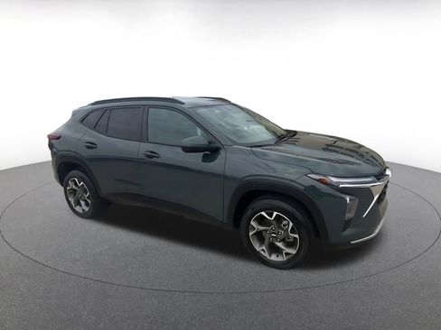 Used 2025 Chevrolet Trax LT image 2