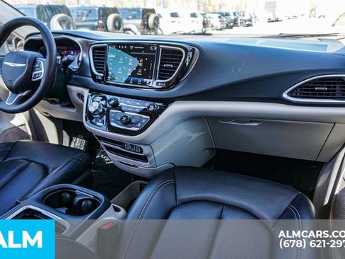 Used 2024 Chrysler Pacifica Touring-L FWD image 26