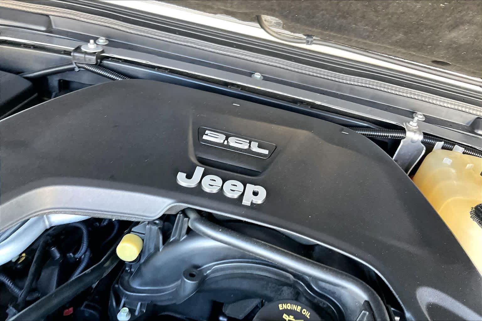 Used 2018 Jeep Wrangler Unlimited Sahara AWD/4WD image 29