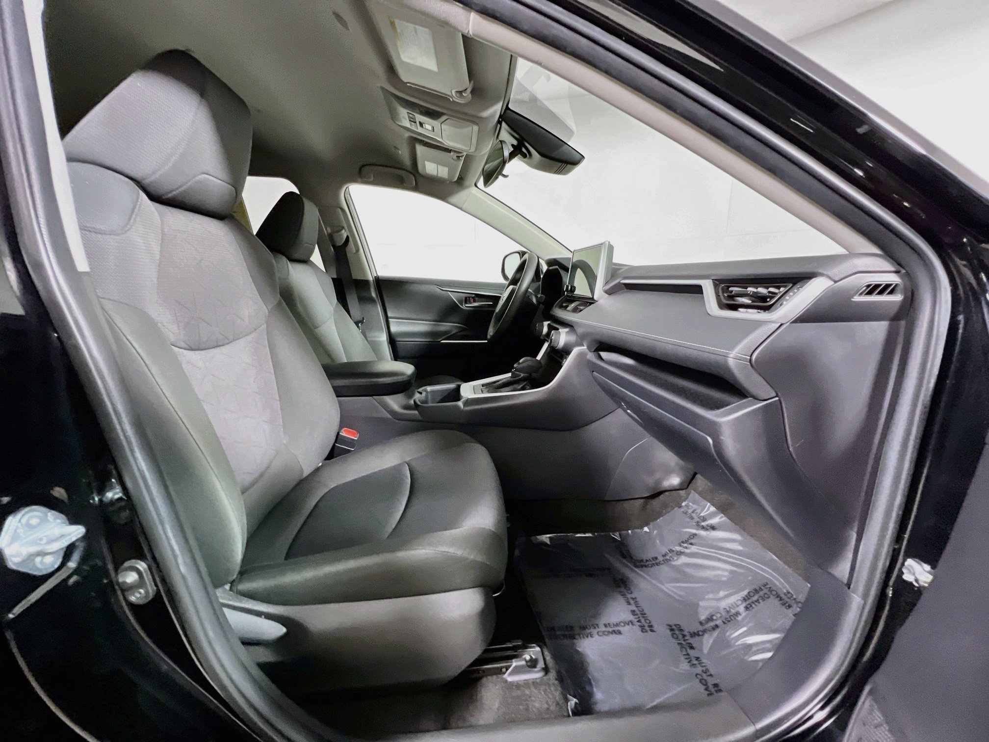 Used 2025 Toyota RAV4 XLE FWD image 31