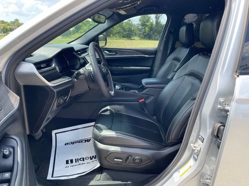 Used 2024 Jeep Grand Cherokee Limited w/ Black Appearance Package RWD image 13