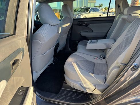 Used 2024 Toyota Highlander LE image 17