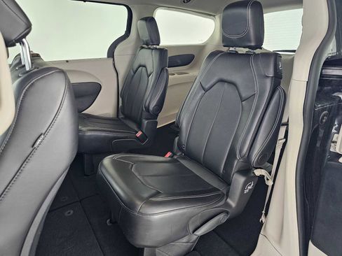 Used 2024 Chrysler Pacifica Touring-L FWD image 19