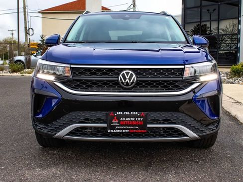 Used 2023 Volkswagen Taos SE w/ Panoramic Sunroof Package AWD/4WD image 2