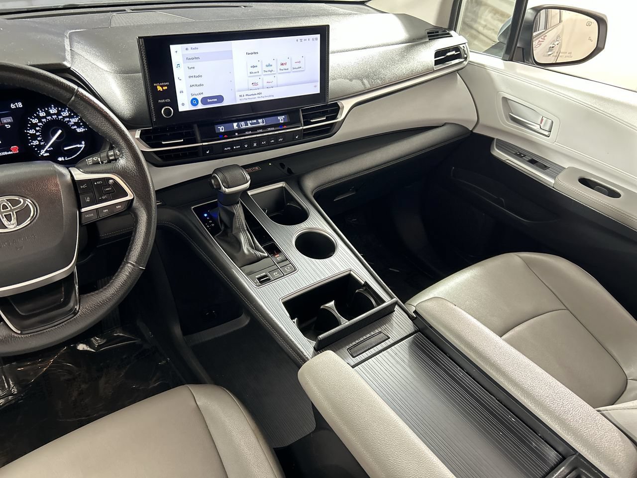 Used 2025 Toyota Sienna XLE FWD image 24