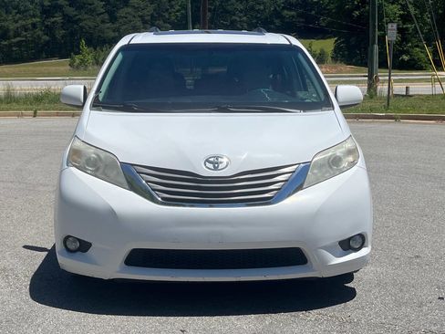 Used 2014 Toyota Sienna XLE w/ XLE Premium Package FWD image 2