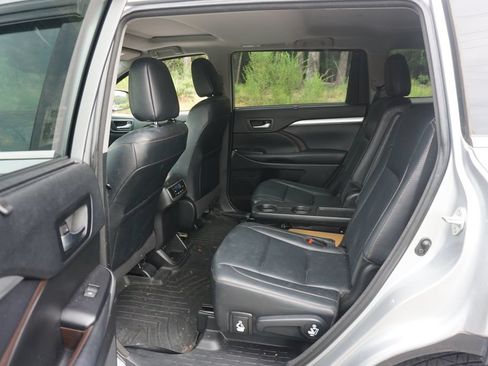 Used 2018 Toyota Highlander XLE FWD image 14