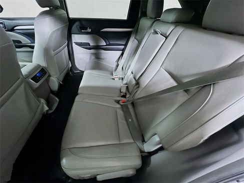 Used 2018 Toyota Highlander XLE w/ Carpet Mat Package (TMS) image 22