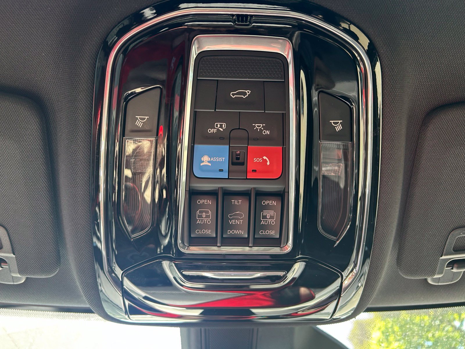 Used 2023 Jeep Grand Cherokee Overland w/ Luxury Tech Group IV AWD/4WD image 22