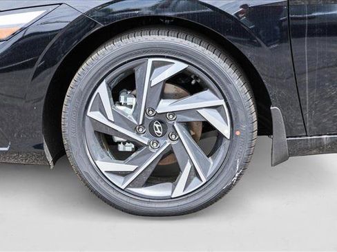 New 2025 Hyundai Elantra Limited image 9
