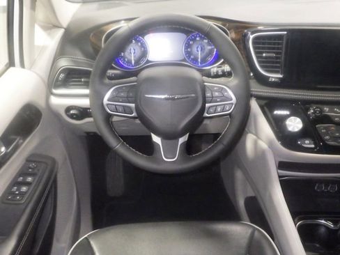 Used 2023 Chrysler Pacifica Limited FWD image 9