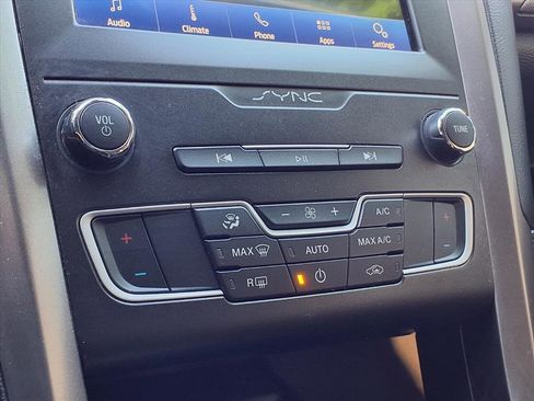 Used 2020 Ford Fusion SE image 10