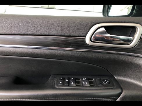 Used 2019 Jeep Grand Cherokee Limited image 9