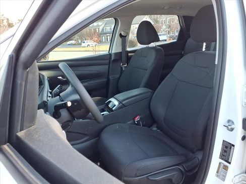 Certified 2025 Hyundai Tucson SE image 3