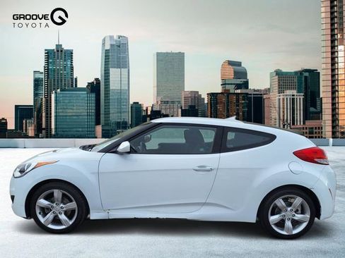 Used 2015 Hyundai Veloster image 2
