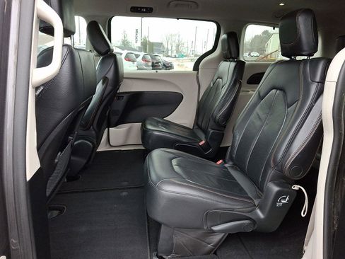 Used 2018 Chrysler Pacifica Touring-L image 10