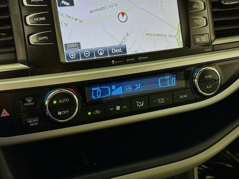 Used 2019 Toyota Highlander XLE AWD/4WD image 16