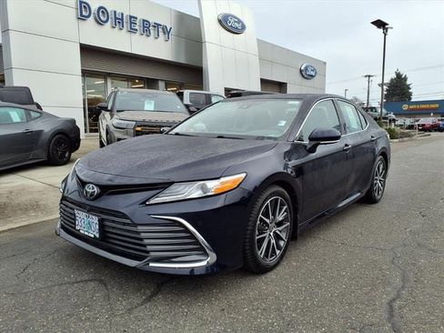 Used 2022 Toyota Camry XLE w/ Navigation Package FWD image 1