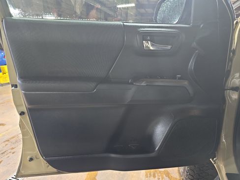 Used 2018 Toyota Tacoma TRD Off-Road w/ Technology Package image 25