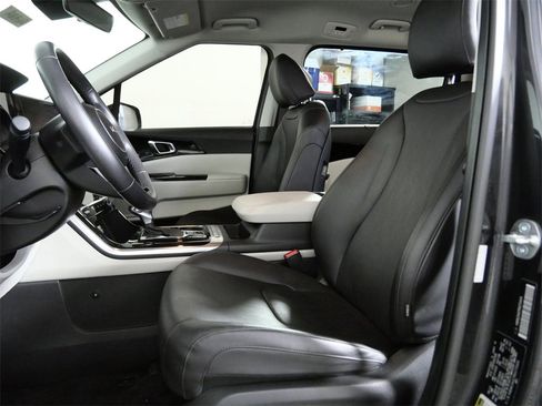 Used 2024 Kia Carnival EX image 17