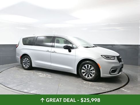 Used 2024 Chrysler Pacifica Limited FWD image 5