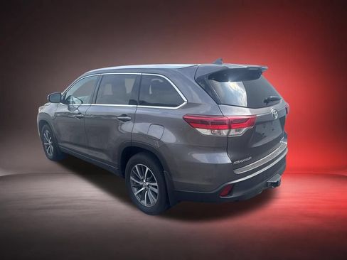Used 2017 Toyota Highlander XLE AWD/4WD image 3