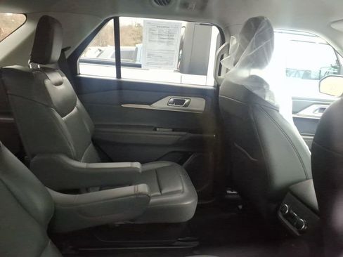 Used 2025 Ford Explorer Active w/ Active Comfort Package image 9
