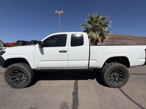 Used 2022 Toyota Tacoma SR AWD/4WD image 2