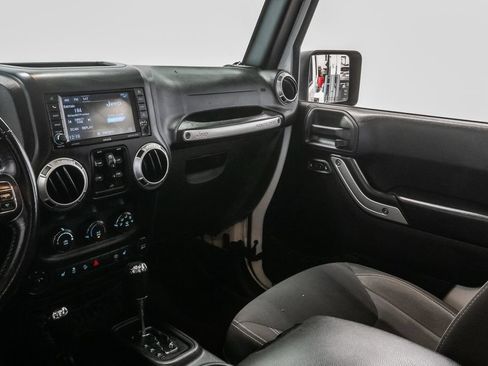 Used 2018 Jeep Wrangler Unlimited Sahara w/ Connectivity Group AWD/4WD image 12