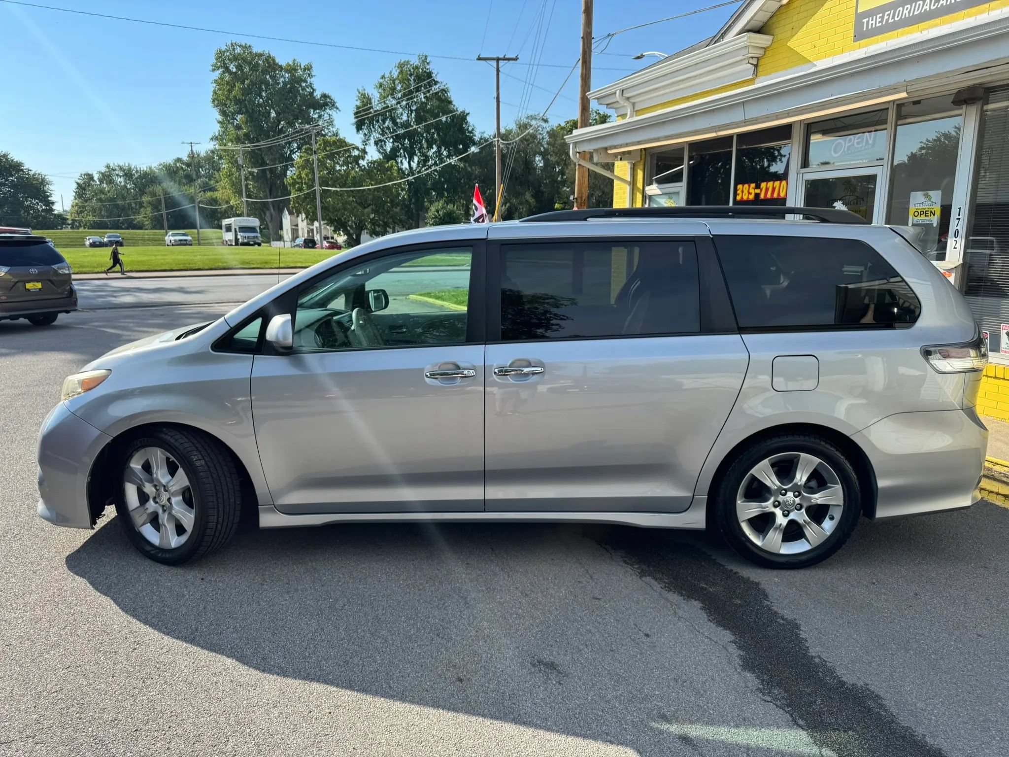 Used 2013 Toyota Sienna SE FWD image 3
