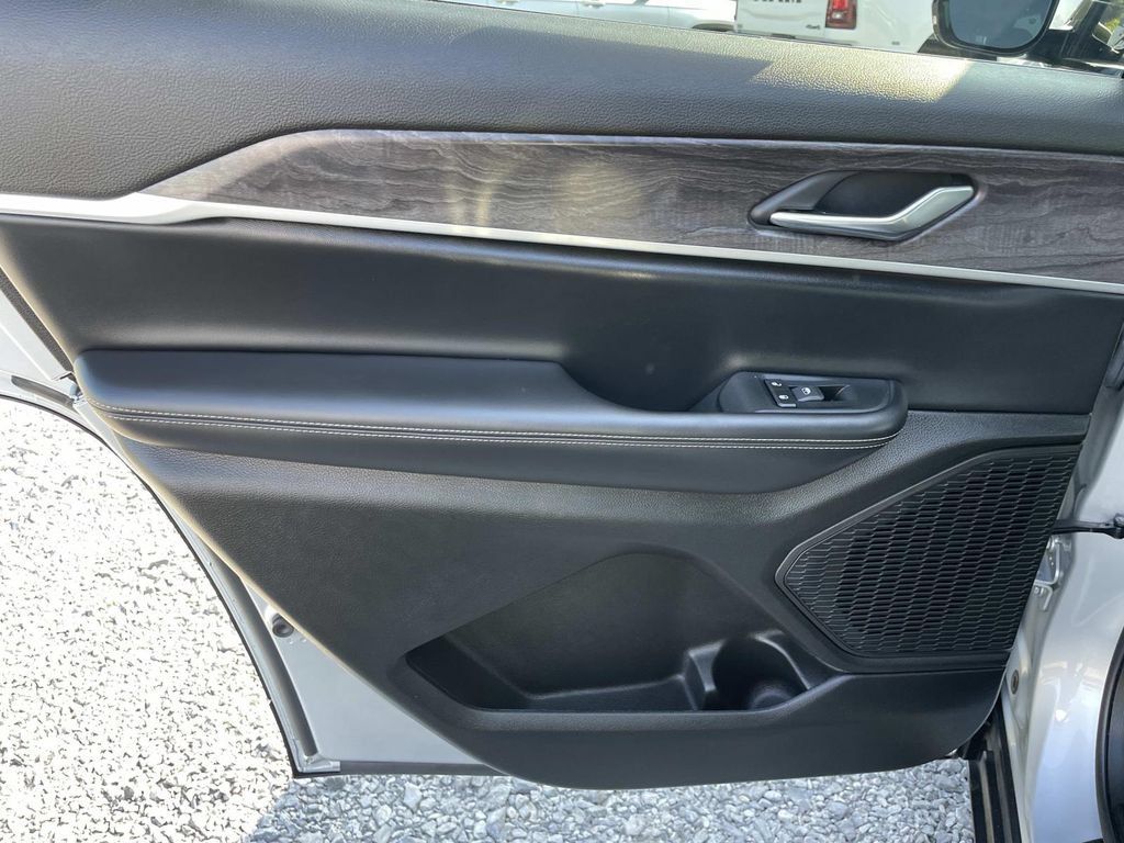 Used 2024 Jeep Grand Cherokee L Limited w/ Black Appearance Package RWD image 14