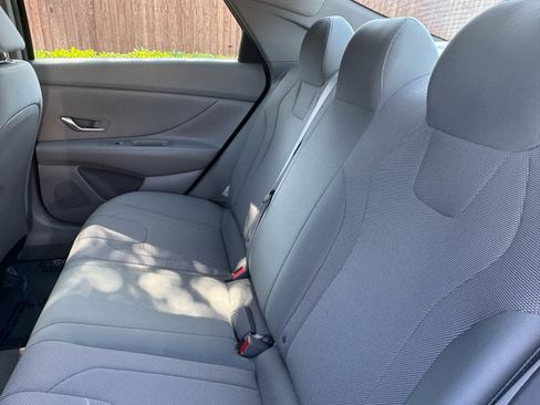 Used 2021 Hyundai Elantra SE FWD image 25