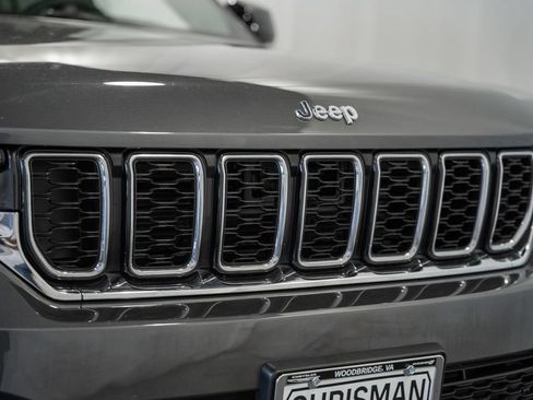 Used 2023 Jeep Grand Cherokee Limited AWD/4WD image 12