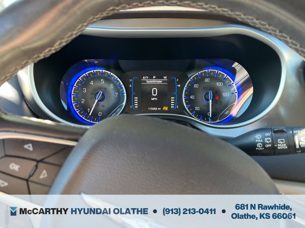 Used 2017 Chrysler Pacifica Touring-L FWD image 4