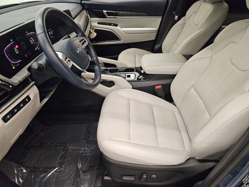 Used 2024 Kia Telluride EX w/ EX Captain's Chair Package image 11