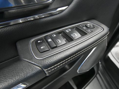 Used 2024 RAM 1500 Laramie AWD/4WD image 5