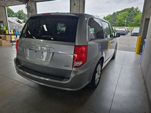 Used 2018 Dodge Grand Caravan SE w/ UConnect Hands-Free Group FWD image 4