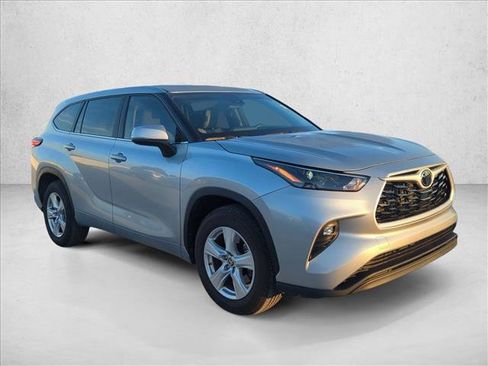 Used 2023 Toyota Highlander LE FWD image 3