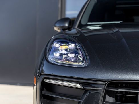 Certified 2026 Porsche Macan AWD/4WD image 18