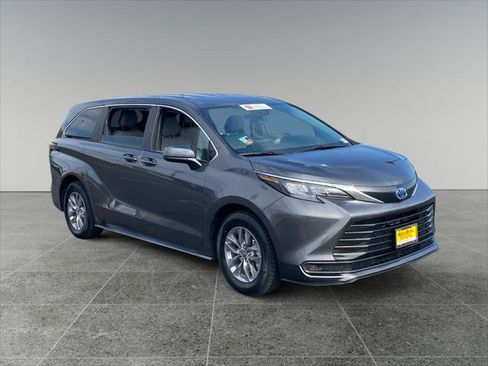 Certified 2025 Toyota Sienna LE FWD image 7