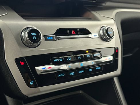 Used 2022 Ford Explorer XLT w/ Equipment Group 202A image 29